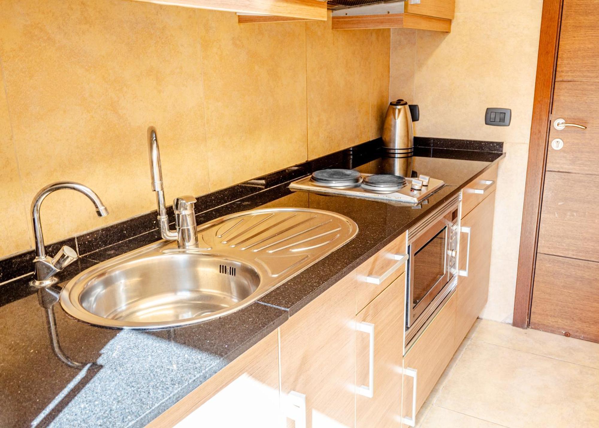 Britannia Suites Бейрут Екстериор снимка