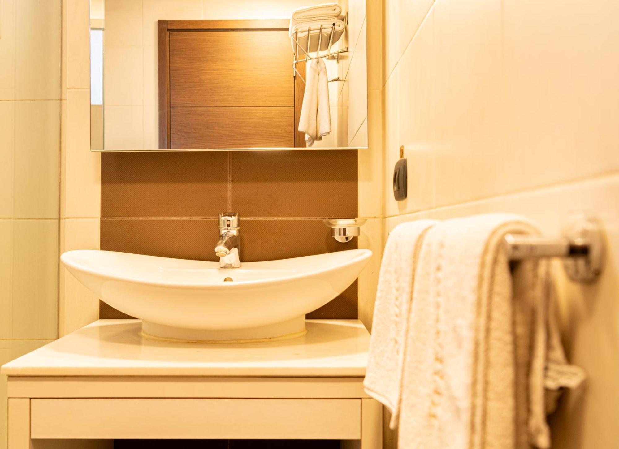 Britannia Suites Бейрут Екстериор снимка
